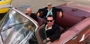 1950er bandet Rock-IT poserer i en amerikanerbil