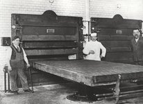 Bagere ved herden foran en af Fællesbageriets store ovne i 1930'erne