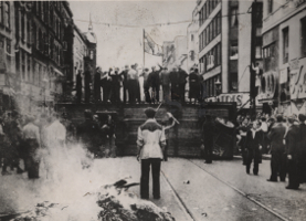   Barrikaden med kommunens arbejdsvogn den 30. juni 1944, tværs over Nørrebrogade ved Slotsgade/Stengade