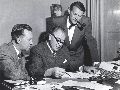 Statsminister Hans Hedtoft omgivet af ministerkollegaerne og senere statsministre H.C. Hansen og Jens Otto Krag i 1953. (Foto: Carl Rasmussen/Arbejdermuseet & ABA)