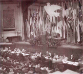 Mogens Fog på talerstolen ved Fredens Tilhængeres internationale fredskongres i Odd Fellow Palæet, København i november 1950. (ABA)