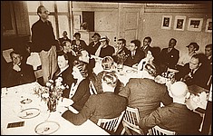 Fest i Emigranthjemmet. Forfatteren Walter Kolbenhoff holder festtalen. 1937