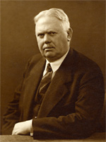 Chr.P.A. Jensen (1879-1938), formand for Tobaksarbejderforbundet (1918-29), Næstformand i DsF (1926-36) og Formand i DsF (1936-38), rejste spørgsmålet om pension til arbejderbevægelsens tillidsmænd i 1924.