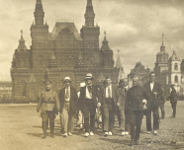 Danske delegerede ved Kominterns 3. kongres i 1921 på vej over den Røde Plads. Fra venstre efter manden i uniform: Aage Jørgensen, Thøger Thøgersen, Poul Gissemann og Niels Johnsen.