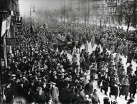 Stort opbud af berlinere følger 25. januar 1919 en række af ofrene for den fejlslagne Spartakusopstand, herunder det tyske kommunistpartis leder Karl Liebknecht, til graven.