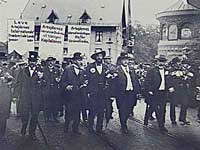 Kongressens deltagere i optog gennem byen