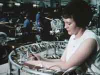 Kvindelig arbejder på Danfoss