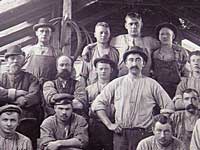 Arbejdere på deres værksted. Foto fra 1890erne.