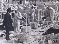 I 1918 begynder bygningsarbejderne at holde "Engelsk uge". De går hjem kl. 12 om lørdagen.