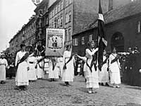 Kvinder får først valgret til rigsdagen ved grundlovsændringen i 1915. Kvinder i optog på vej til Amalienborg