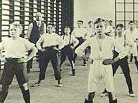 Med skoleloven i 1899 indføres gymnastik som et nyt fag i skolen