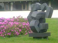 LO ejer en af Danmarks største kunstsamlinger. Skulpturen står på LO-skolen i Helsingør