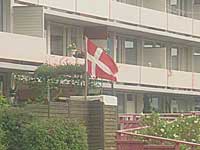 I Brøndbystrand markerer Dannebrog flere steder at, "her bor en dansk familie"