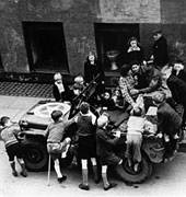 Børn ved bil i 1950'erne