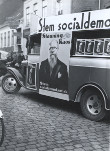 Socialdemokratisk valgbus med Stauning eller Kaos plakaten op til valget i 1935