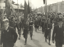 Unge socialdemokrater med uniform i demonstration i starten af 1930'erne