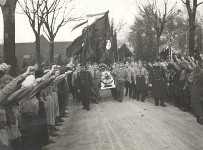Werner Nielsen, der døde efter et sammenstød med ungkommunister, begraves på Bispebjerg med stort opbud af uniformerede DSUere 13. november 1932