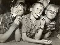 De unge tilskuer nyder en is, 1954