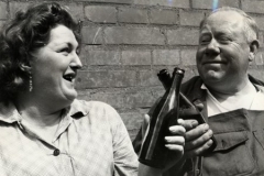 I 1960 gik de kvindelige bryggeriarbejdere i strejke for ligeløn. Her skåles med en mandlig kollega som tak for understøttelsen.