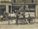 Mælkedrenge og kusk
Frederiksberg Mælkeforsyning, 1910'erne
(Arbejdermuseet & ABA samling)
 