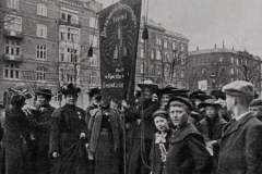 De kvindelige bryggeriarbejdere med deres banner til 1. maj demonstration i 1907.