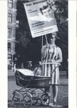 Lille-Jens og hans mor foran Frederiksberg rådhus med en plakat for DKP's fredsinitiativ, 1963.