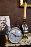 Billeder, ur og stearinlys på skænken i Familien Sørensens lejlighed
