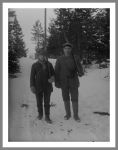 To rødgardister i landsbyen Murole, Ruovesi Kommune. T.h. Janne Metsänen (f. 1890) som undslap fra en fangelejr efter krigen. Hans skæbne er ukendt. Foto: Matti Luhtala © Vapriikki Fotoarkiver, Tampere 