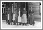 Kvindelige tilhængere af den lokale Røde Garde i landsbyen Murole, Ruovesi Kommune. Disse kvinder arbejdede for garden som malkepiger og kokke. Foto: Matti Luhtala © Vapriikki Fotoarkiver, Tampere