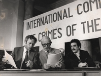 Ole Espersen, K.B. Andersen og den colombianske forfatter Gabriel Marquez ved en international høring 26/6 1974 på Christiansborg om militærjuntaens forbrydelser i Chile (Foto: Harry Nielsen)