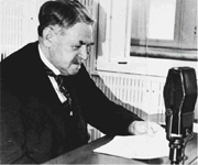 Vilhelm Buhl taler i radioen. Han er især blevet husket for sin berømte antisabotagetale fra d. 2. september 1942