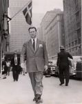 H.C. Hansen forlader hotel Waldorf Astoria i New York, juni 1955