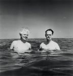 Viggo Kampmann (th.) og Julius Bomholt i vandet på Fanø, 1957